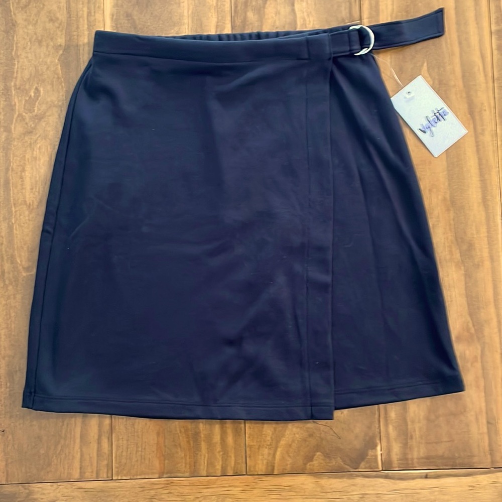 Juniors black skirt